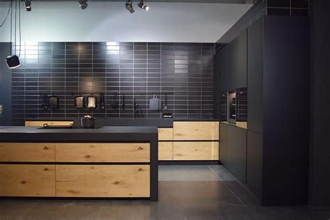 Küchen Schwarz Holz In 2021 Küche Schwarz Holz Küchen Möbel