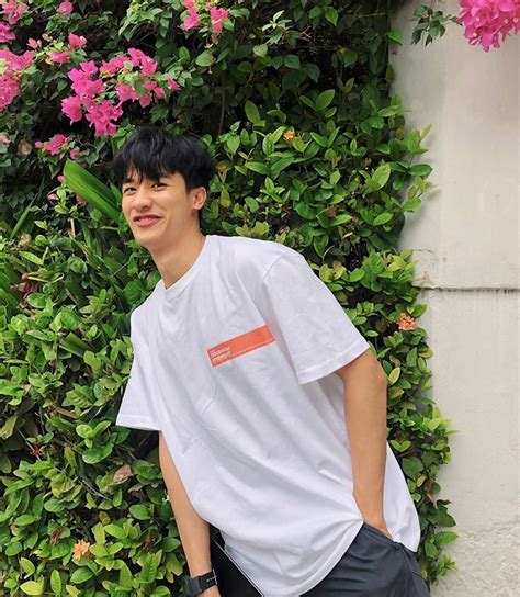 เต ตะวัน นักแสดงวัยรุ่นสุดหล่อที่ทำให้สาววายฟินหนักมากมาแล้วจากผลงานซีรีส์ kiss the series รักต้องจูบ และ kiss me again จูบให้ได้ถ้านายแน่จริง ซึ่งเป็นผลงาน. อัลบั้มภาพ เต ตะวัน ประณามคนกระทำต่ำช้า ไร้มนุษยธรรม รีทวี ...