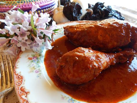 Incorpore las presas de pollo, las cervezas y el caldo caliente, y deje hervir durante 20 minutos. Receta de Pollo enchilado paso a paso