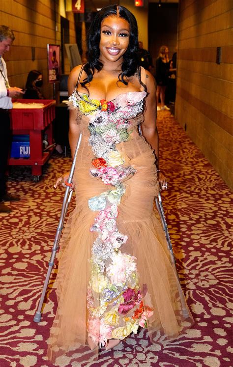 Sza Explains Why She Was On Crutches At The 2022 Grammys