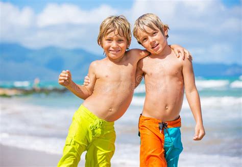 Dos Muchachos Jovenes Que Se Divierten En La Playa Tropcial Foto De Archivo Imagen De Afuera