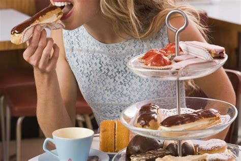 Recommended daily calorie intake varies from person to person, but there are guidelines for calorie requirements you can use as a starting point. What Is the Daily Caloric Intake for a 200-pound Woman ...