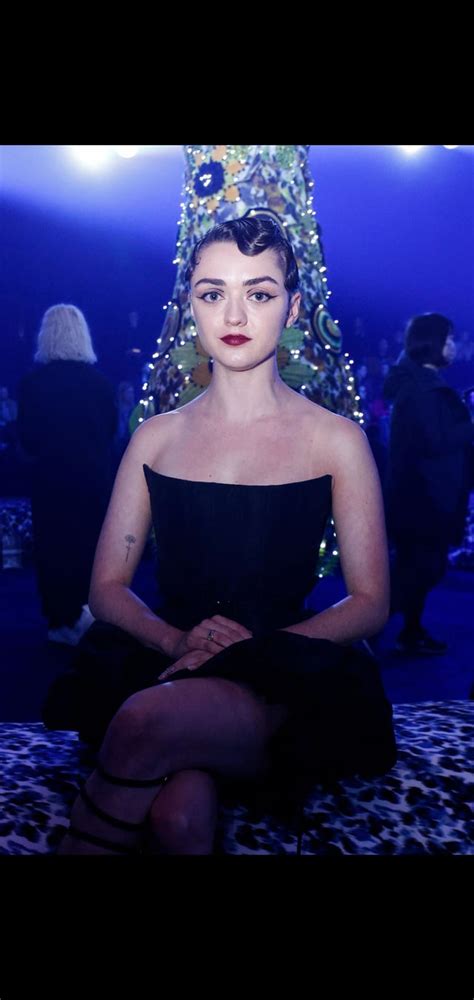 Maisie Williams Looking Like A Stunning Work Of Art Want Her So Bad 🥵