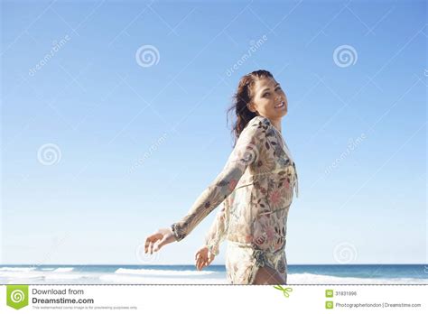 Bello Adolescente Che Posa Sulla Spiaggia Fotografia Stock Immagine Di Spensierata Ragazza