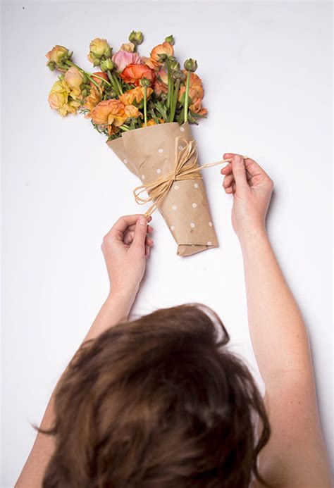 To wrap a flower bouquet, you need either a ribbon or a wrapping paper. How to Wrap Bouquets of fresh flowers (a genius freshness ...