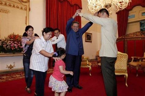 Kakak ipar sempat menanyakan kenapa dikunci, sy jawab takut ada orang masuk tanpa permisi karena kita baru pada di dpur. Manis Banget! AHY Temukan Foto Lama Saat SBY Masih Jadi ...