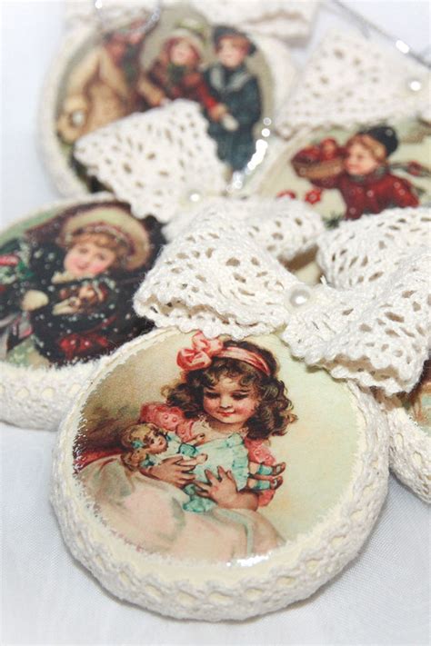 Old Fashioned Christmas Decorations With Lace And Tapes Decor In