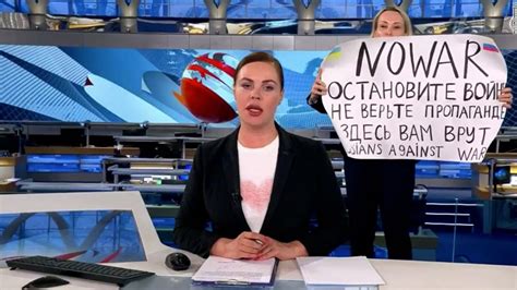 anti war protester interrupts russian state broadcast to condemn invasion of ukraine