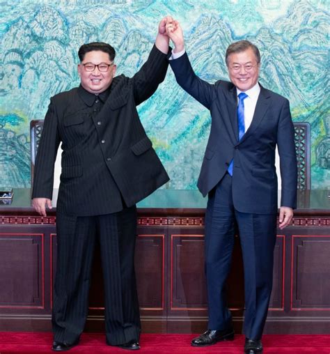 So, that brings us back to why trump would lie about his. How Kim Jong Un Boosts His Height in Special Shoes to Look ...