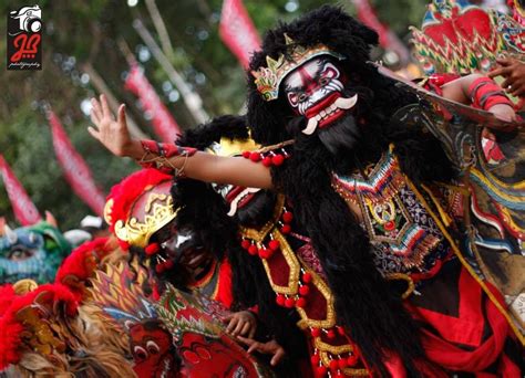 Keberagaman budaya di indonesia juga dipengaruhi oleh kondisi geografis yang ada. Seni jaranan merupakan seni budaya yang telah lama ada di ...