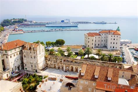 Split má nejvýznamnější osobní a důležitý nákladní přístav (trajekty a lodní linky na středodalmatské a jihodalmatské ostrovy, dálkové lodní a trajektové linky i do itálie), letiště, vlakové a autobusové nádraží. Split, historické centrum a přístav - foto, fotografie ...