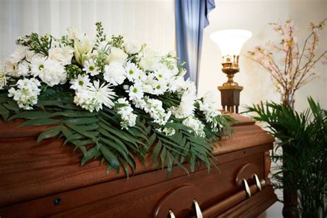 9147 Closed Casket With Flowers