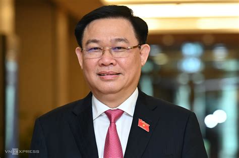 Tại hội nghị, cử tri được nghe báo cáo tiểu sử tóm tắt của những người ứng cử đbqh thuộc đơn vị bầu cử số 3. Ông Vương Đình Huệ ứng cử ở Hải Phòng - VnExpress