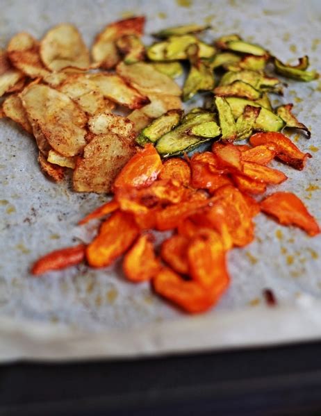 È possibile preparare le zucchine come contorno sfizioso e allo stesso tempo light? Chips di verdure speziate al forno - Coffee & Mattarello