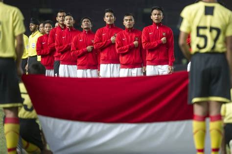 Indonesia tanah airku tanah tumpah darahku di sanalah aku berdiri jadi pandu ibuku indonesia kebangsaanku bangsa dan tanah airku. Lagu Indonesia Raya Hanya Wajib Di Acara-Acara Tertentu ...
