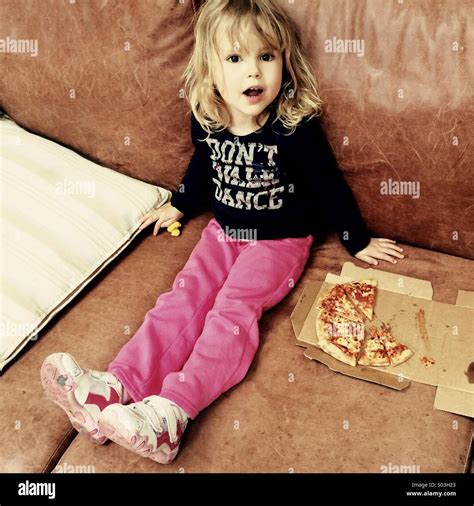 Peque A Chica Rubia En El Sof Comiendo Pizza Fotograf A De Stock Alamy