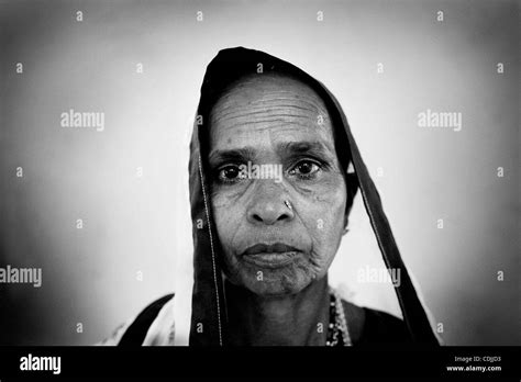 feb 27 2011 pandharkawada maharashtra india farmer suicide widow naji rathor 62 years
