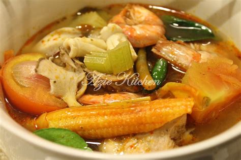 Tom yum or tom yam is a type of hot and sour thai soup, usually cooked with shrimp (prawn). Tom Yam Thai Yang Sedap - Azie Kitchen