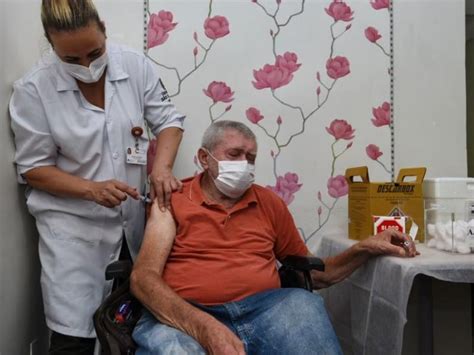É uma decisão polêmica, já que a vacina russa ainda não concluiu a fase de testes e nem passou por. Calendário de vacinação da COVID-19: Confira dados e ...
