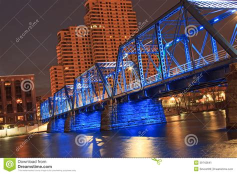 Blauwe Brug in Grand Rapids Stock Afbeelding - Image of michigan