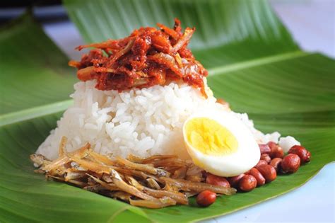 Kemudian saya letak beras yang dah dibasuh tadi ke dalam bekas atau penapis lain. Kadang elok kadang mentah, ini sukatan air untuk nasi ...