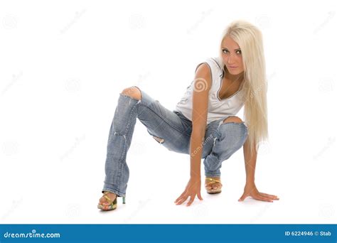 attraktives mädchen mit tattered jeans sitzen auf fußboden stockfoto bild von menschlich