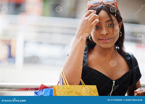 Mujer Afroamericana Con Bolsas De Compras De Colores En Centro Comercial Foto De Archivo
