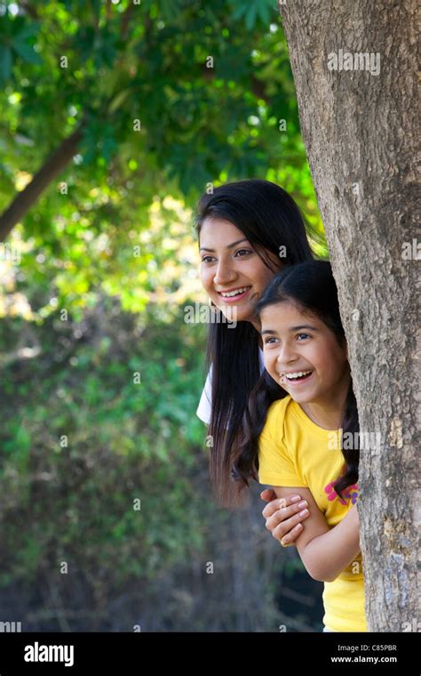 Mutter Und Tochter Versteckt Sich Hinter Einem Baum Stockfotografie Alamy