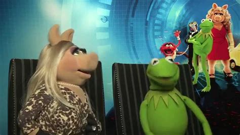 Kermit The Frog And Miss Piggy Talk Muppets Most Wanted Youtube