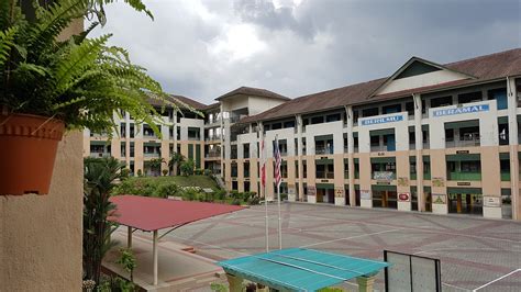 Sebuah sekolah orang asli di desa temuan, bukit lanjan bdr damansara perdana. Sekolah Menengah Kebangsaan Seksyen 3 Bandar Kinrara ...