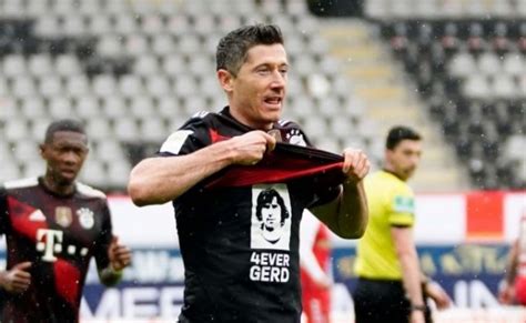 He would've liked to have done it earlier in the day, but eventually, robert lewandowski was a history maker. Lewandowski 41, Mueller 40, kłaniamy im się obu!
