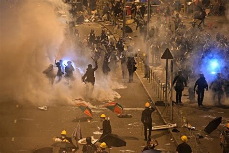 #七一游行 #林郑月娥 #攻占立法会 *** 香港民阵再次发起七一游行，主办单位称有55万人参与游行，为史上人数最多的71游行。而当天，一批现场示威者冲入立法会大楼，破坏大楼的设施，香港特首林郑月娥周二（2日）在凌晨4时，在湾仔警察. 【新闻看点】55万港人七一再抗争 震撼全球 | 七一游行 | 香港主权移交 | 大纪元