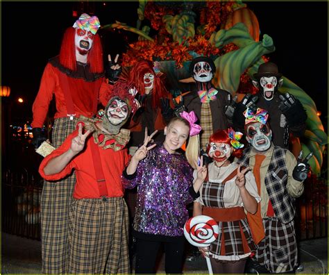 Jojo Siwa Gets Surrounded By Spooks At Knott S Scary Farm Photo Photo Gallery
