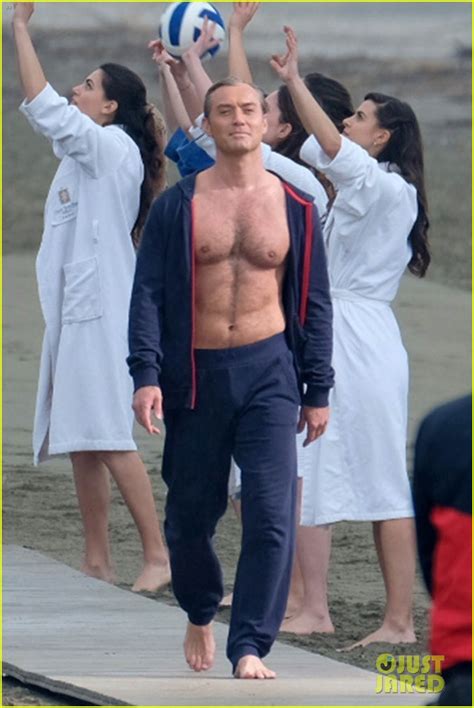 jude law leaves nothing to the imagination in these shirtless speedo photos photo 4269891