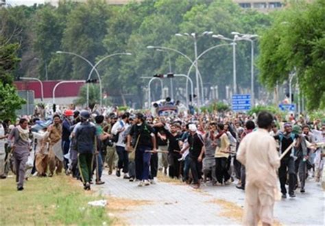 تظاهرات کنندگان ساختمان تلویزیون ملی پاکستان را تصرف کردندعکس تسنیم