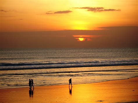 Objek / Tempat Wisata, Tour dan Informasi Bali : Pemandangan Sunset di Pantai Kuta