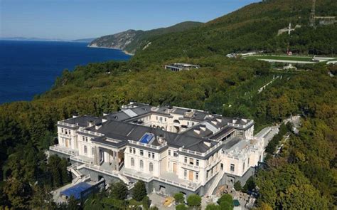 Diskussionen wie diese um die villa von jens spahn fürchten politiker wie der teufel das weihwasser. Spahn Villa Dahlem : Mein Freund Seine Exzellenz ...
