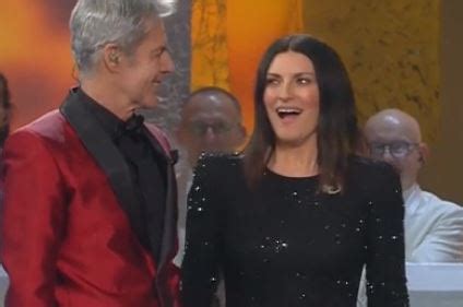 Giovanni baglioni, figlio di claudio baglioni, è uno dei migliori chitarristi d'italia. Baglioni dedica il duetto al figlio. Il significato di ...