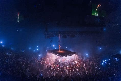 Photos Kanye West Floats Into Seattle On A Suspended Stage Kboi