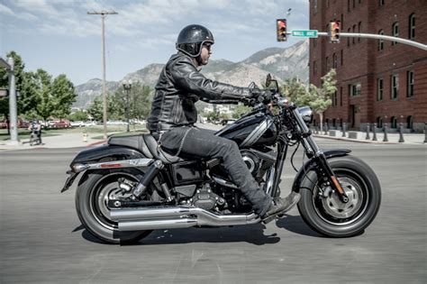 It looks kind of fat and the 2014 fat bob will have no trouble finding a home with those that like this type of motorcycle. 2014 Harley-Davidson Dyna Fat Bob Dark Custom - Moto ...