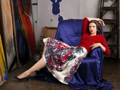 壁纸 妇女 红 坐着 连衣裙 时尚 服装 Sophie Ellis Bextor 颜色 人的立场 2100x1576