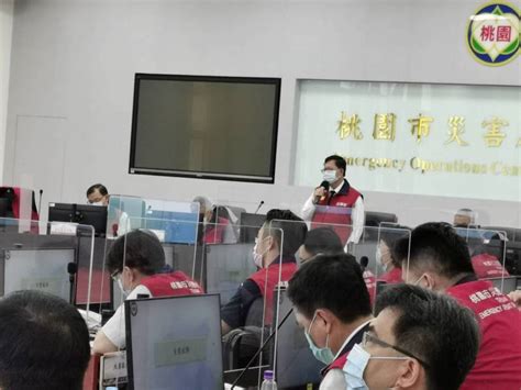 王姓資深護理師臉書分享，自己施打完az疫苗出現5大副作用。 王姓護理師表示，原計畫打完az疫苗後，要吃得營養、多喝水，身體所帶來不適感，讓她都無法做到。 （照片/翻攝 王姓護理師 臉書）. 桃園準三級防疫 鄭文燦：今起暫停自費打疫苗及預約 | 防疫升三級指引 | 要聞 | 聯合新聞網