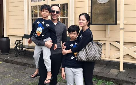 Kasus artis pindah agama yang menggemparkan industri hiburan tanah air sudah biasa. Pindah Agama Demi Nikahi Produser Kaya, Penampilan Glamor ...