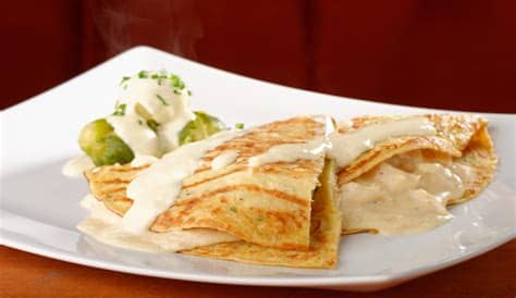 Transcurrido este tiempo añade un chorritp de aceite a una sartén antiadherente y espárcelo con la ayuda de un papel de cocina. Receta de Crepes de pollo y queso fácil de preparar