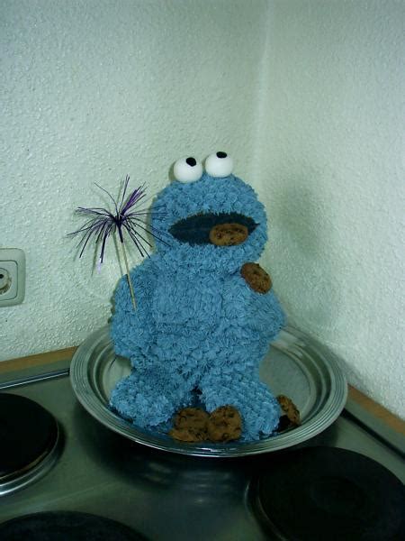 Die zwei torten sind soweit fertig und mã¼ssen lediglich mit fondant.ich plane eine zweistã¶ckige torte auf der oben ein krã¼melmonster sitzen. Motivtorten 2008 Fotoalbum | Kochen & Rezepte bei CHEFKOCH.DE