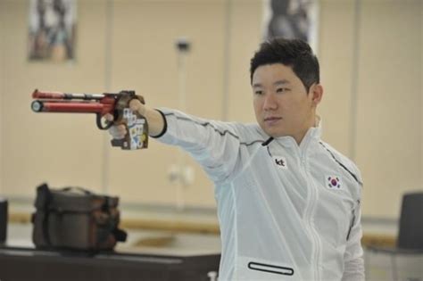 (도쿄=뉴스1) 이재상 기자 = 5번째 올림픽 금메달을 노렸던 '사격 황제' 진종오(42·서울시청)가 10m 공기권총 결선 진출에 실패했다. '진종오 출전' 대한사격연맹회장기 전국사격대회, 31일 대구서 ...