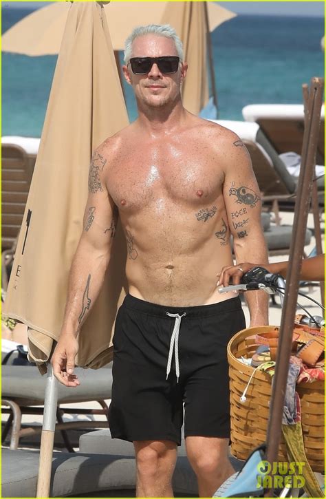 Diplo Flexes His Muscles During Beach Day In Miami Photo 4755367