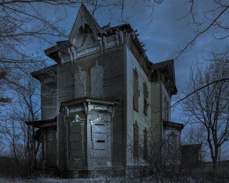 Photographer Takes You Inside ‘hauntingly Beautiful Abandoned Homes