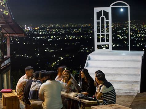 Harga pintu masuk gunung kapur. Lokasi dan Harga Tiket Masuk Taman Langit Bukit Bengkaung ...