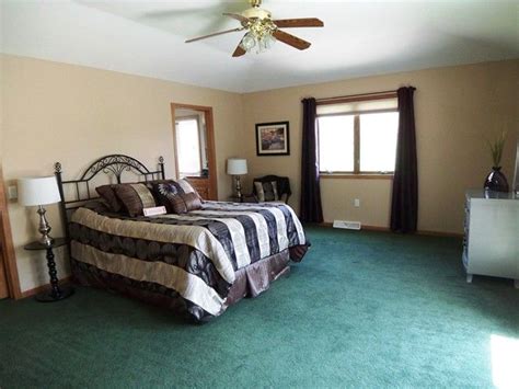 The bird whose name begins with the letter n and is beige in color is the nucifraga columbiana. 8 best wall color with green carpet · hunter green carpet ...